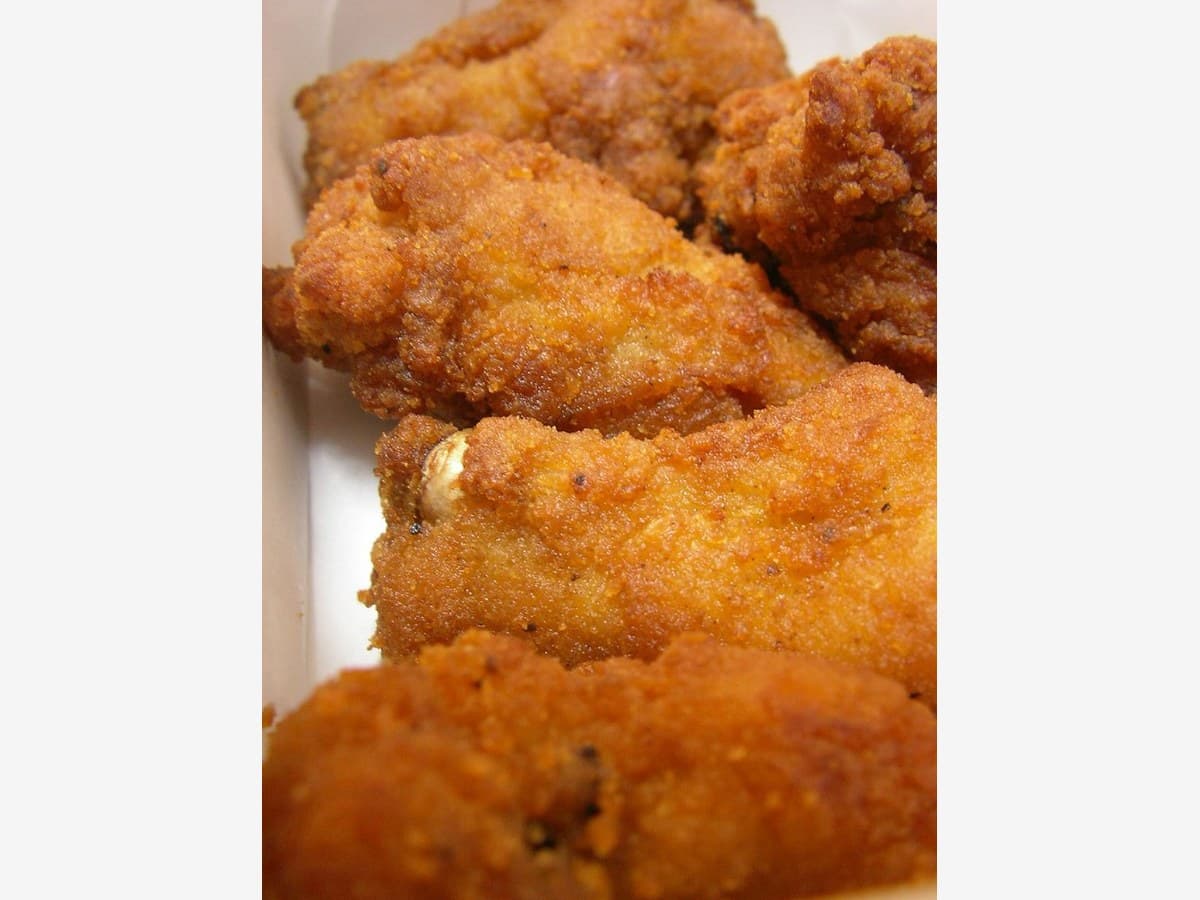 8 Chicken-Nuggets mit Pommes-Frites