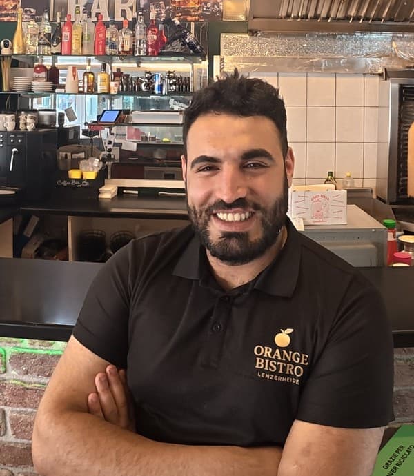 Der Inhaber des Orange Bistro an der Theke