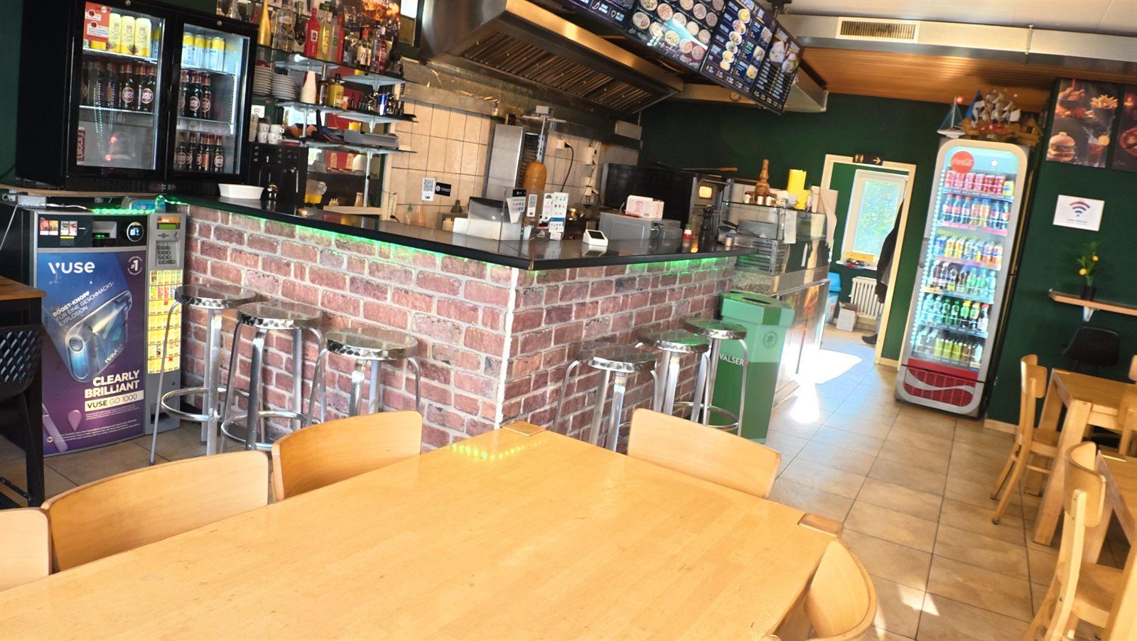 Bar mit Barhockern und Getränkekühlschrank im Orange Bistro